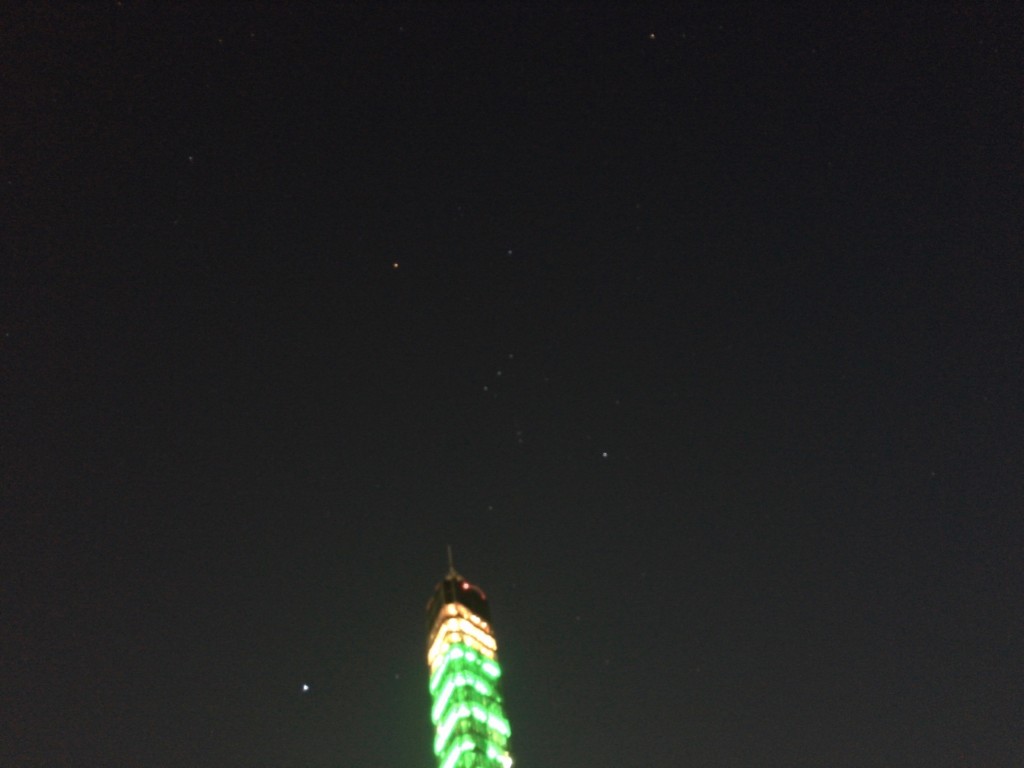 日没後の西の空。 タワーの右上にオリオン座、左下にはおおいぬ座のα星・シリウスが見えます 2016年3月筆者撮影(iPhone６s plusを使用・10秒露光)