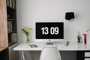 PCデスクは壁際に
