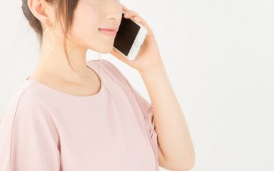 スマートフォンで通話する女性
