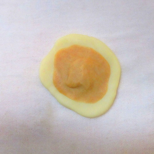 茶色の生地を中央にのせて表面をぼかす