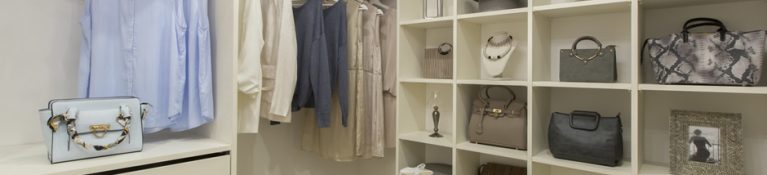 クローゼットの機能を活用して服をすっきり収納する方法