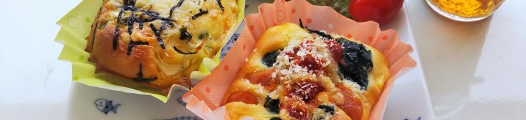 お皿にのせたお惣菜パン