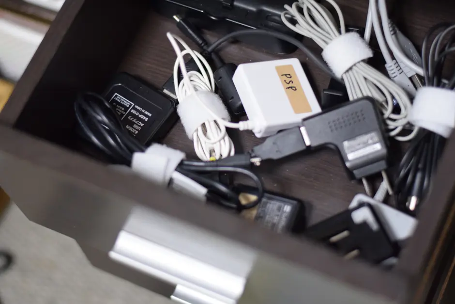 使用中も未使用も！充電器コードをスッキリ収納するアイデア 