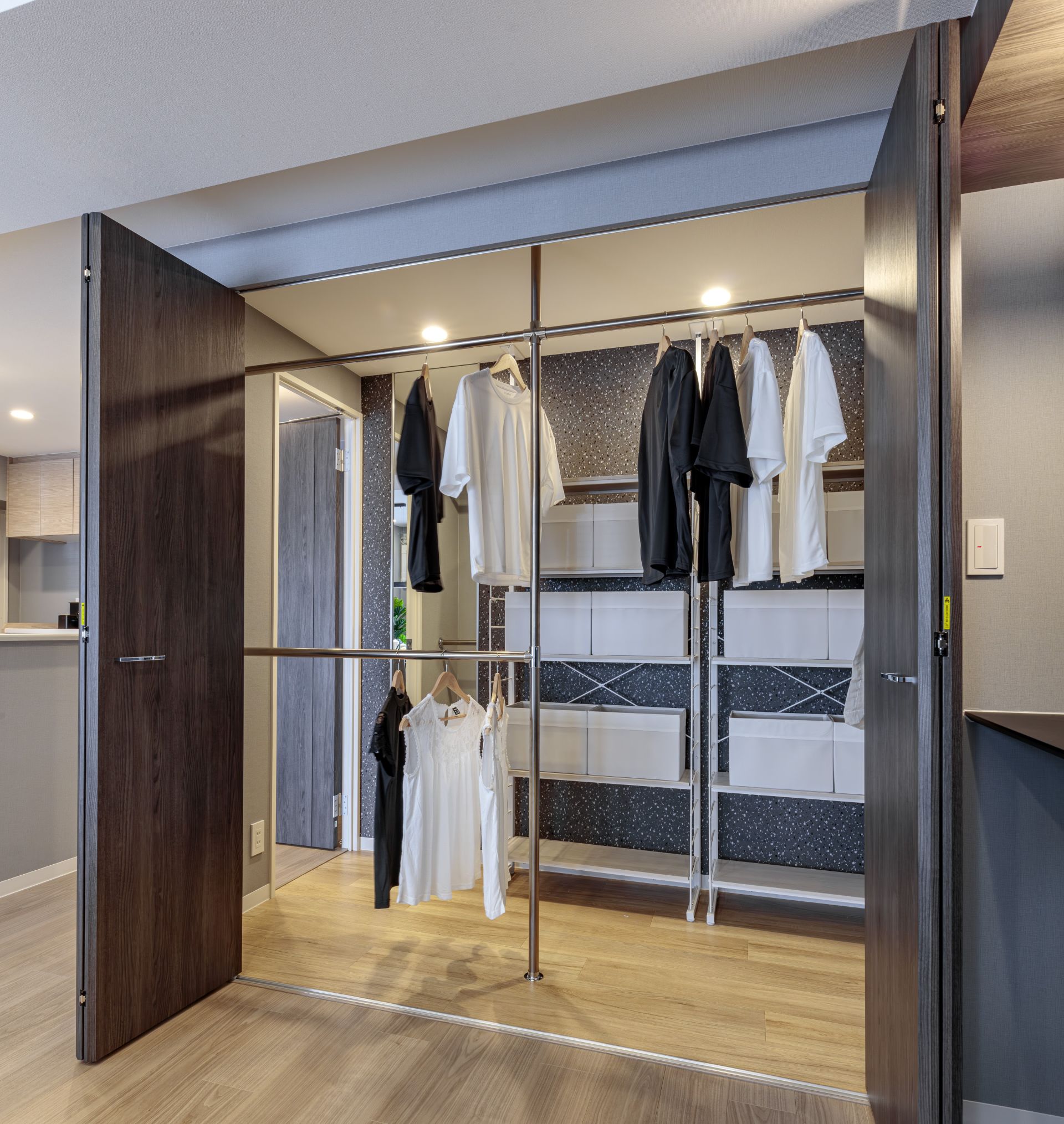 二カ所の出入り口があるウォークインクローゼット