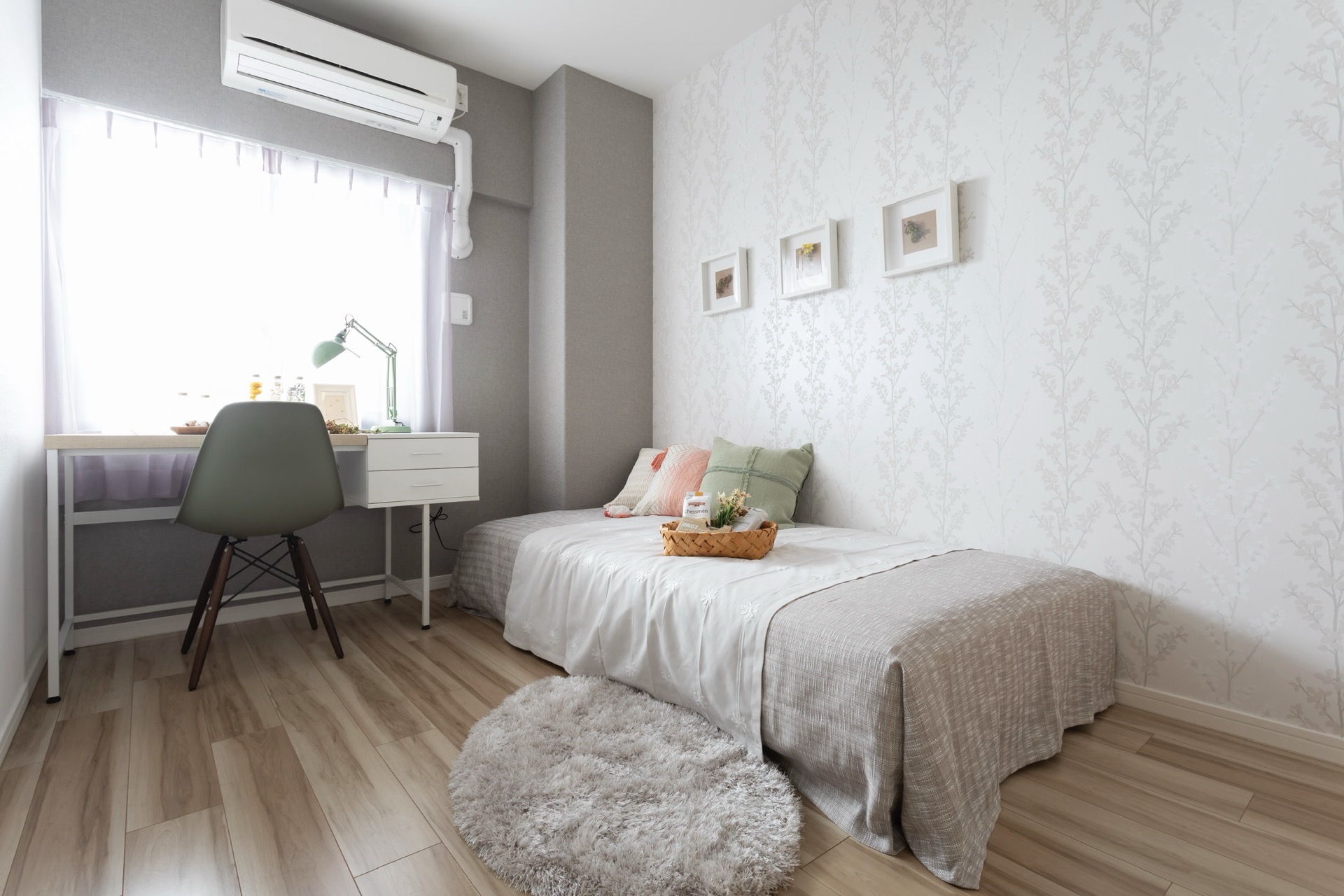 子ども部屋のベッドと机