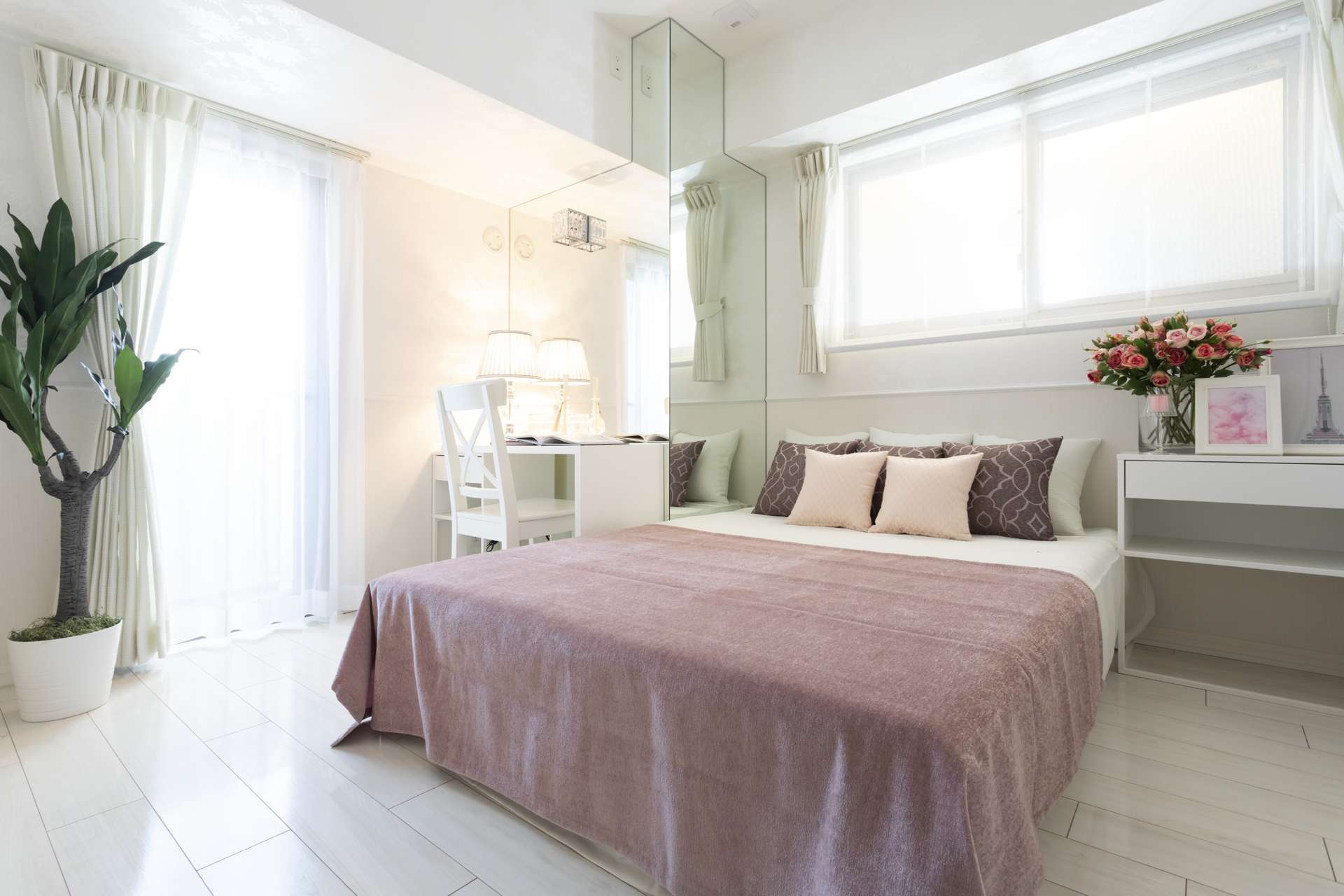 春色コーディネートの寝室