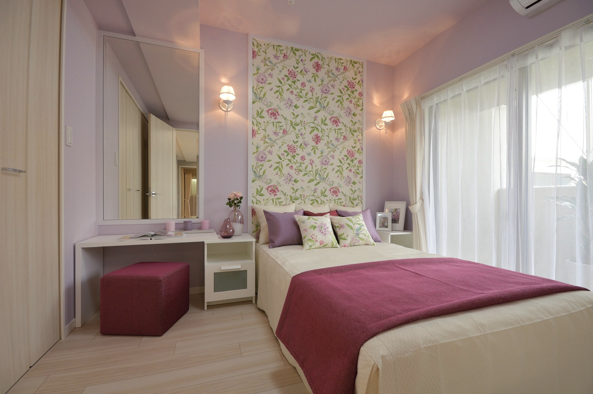 ラベンダー色の寝室