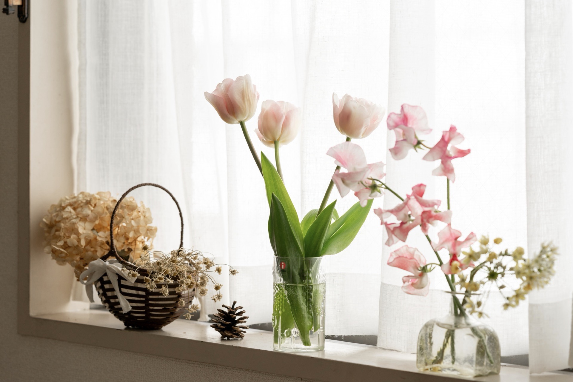 窓際に飾られた小物