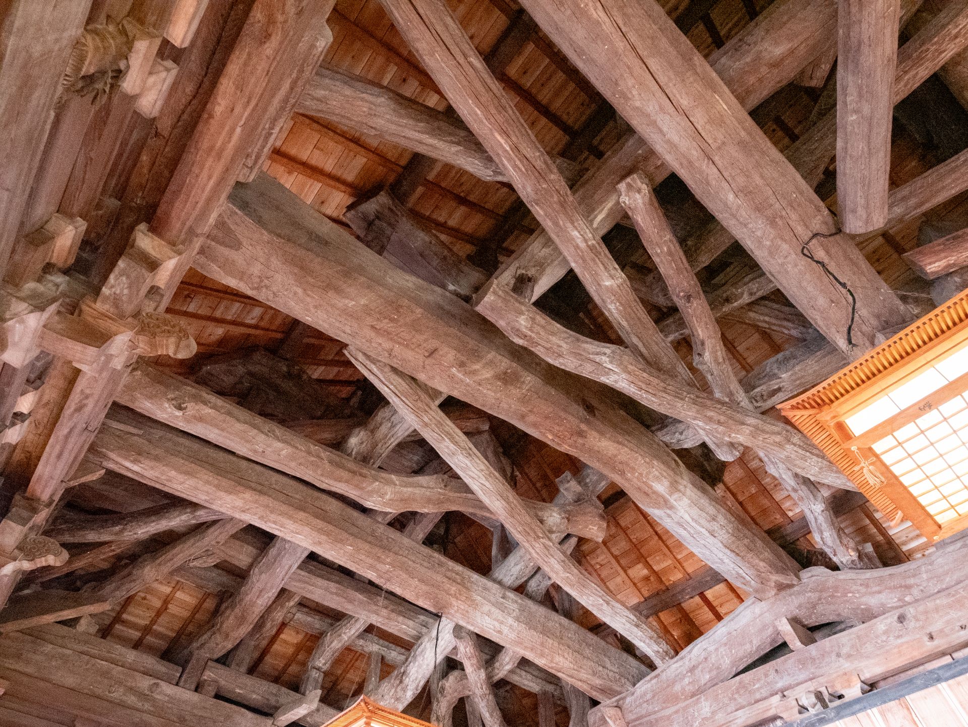 拝殿の天井の梁