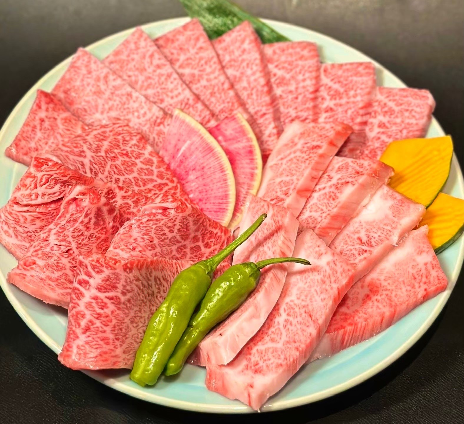 焼き肉盛り合わせの写真